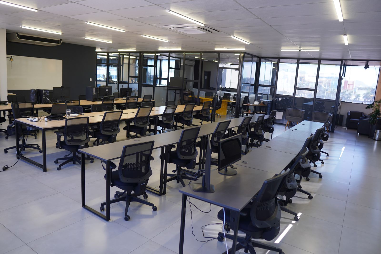 Auditório do Enjoy Work preparado para treinamentos e palestras de até 30 pessoas