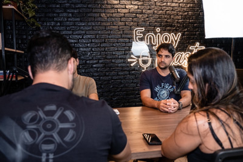 Área de convivência do Enjoy Work com letreiro neon da marca