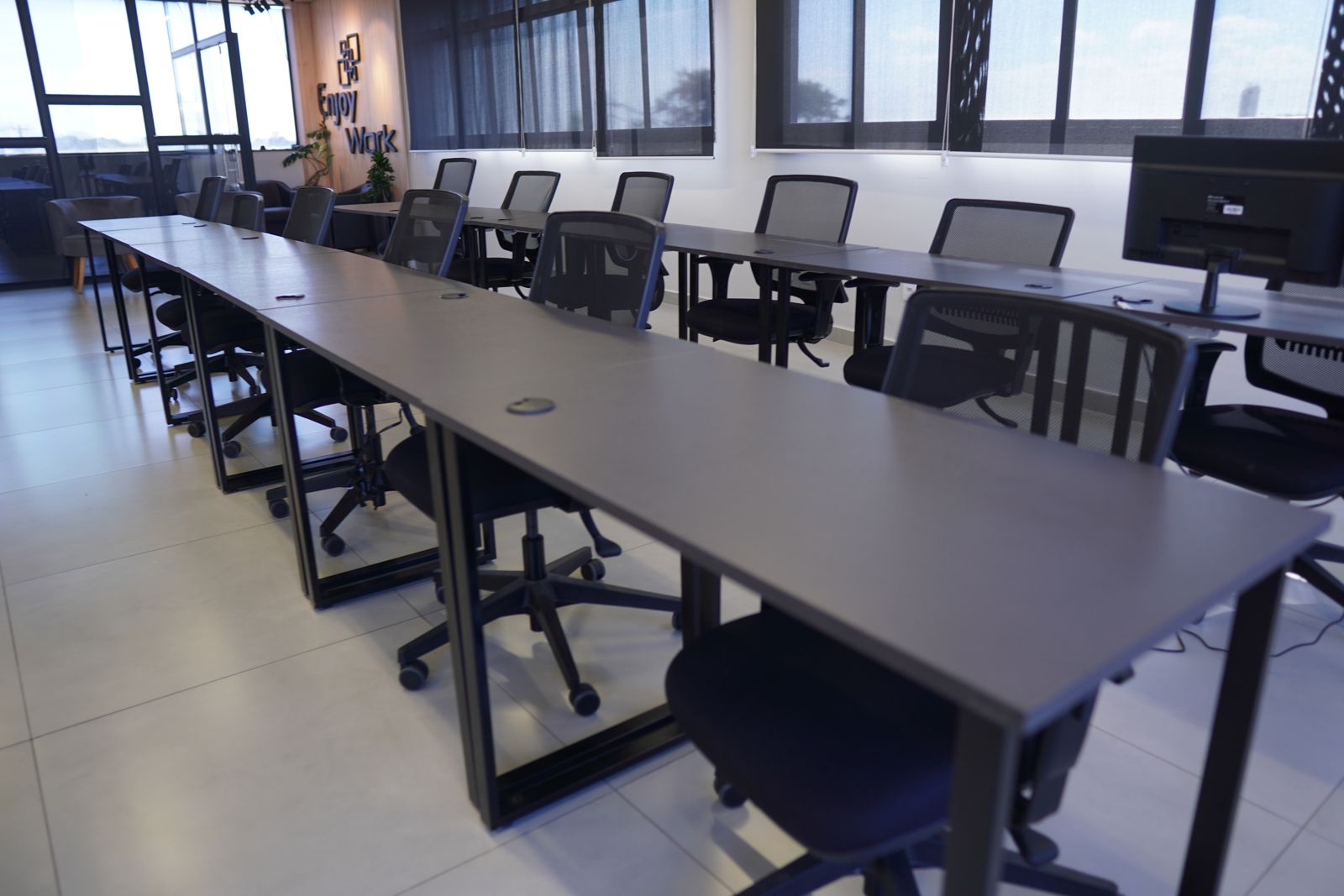 Espaço compartilhado do Enjoy Work com posições de trabalho e climatização
