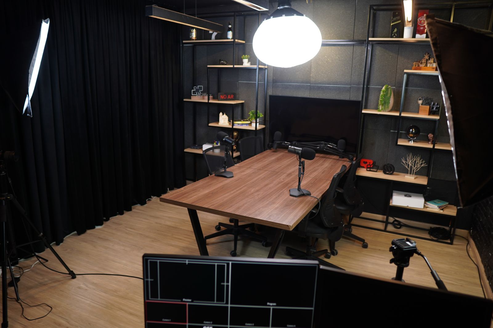 Estúdio de podcast do Enjoy Work com equipamentos profissionais de gravação