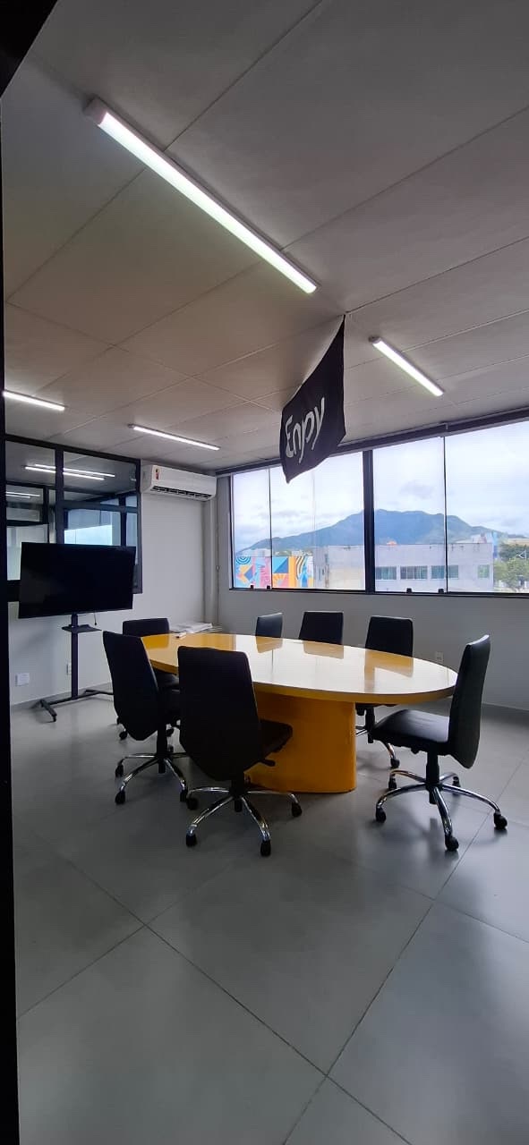 Sala de reunião Utah com mesa oval e vista para o Monte Mestre Álvaro